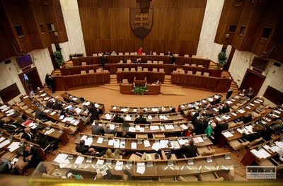 Enquete: Parlamento eslovaco quer criminalizar quem negar ou justificar crimes do comunismo