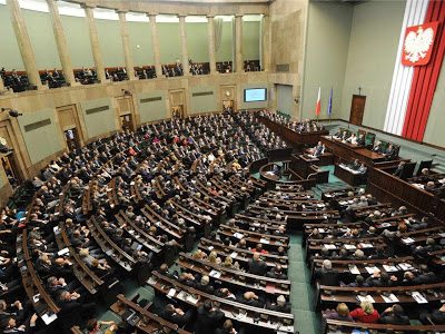 Parlamento polonês recusa três projetos da agenda homossexual