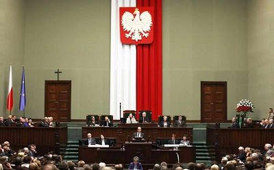 Justiça polonesa condena partido que queria tirar crucifixo do Parlamento