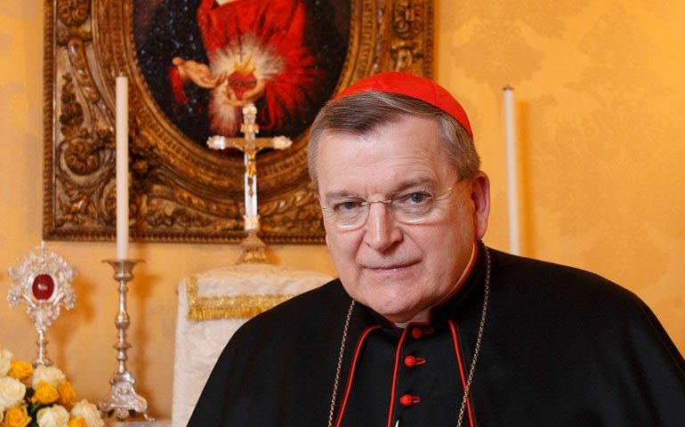 Cardeal Burke responde ao discurso do casal autraliano: “Não escandalizem seus filhos ou netos”.