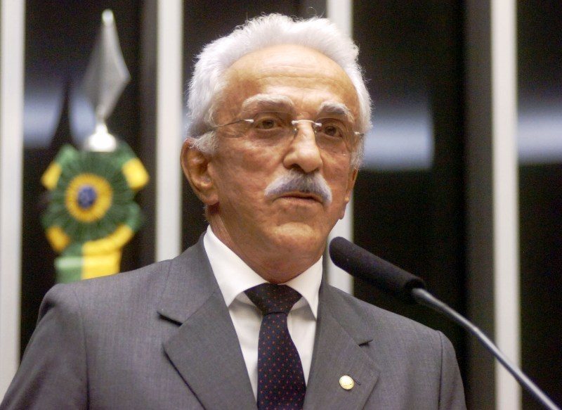 Deputado faz discurso sobre a entrega dos protestos contra o novo Código Penal e a “lei da homofobia”, promovida pelo Instituto Plinio Corrêa de Oliveira