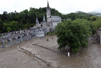 Em tempos de confusão: Enchente provoca fechamento do santuário de Lourdes