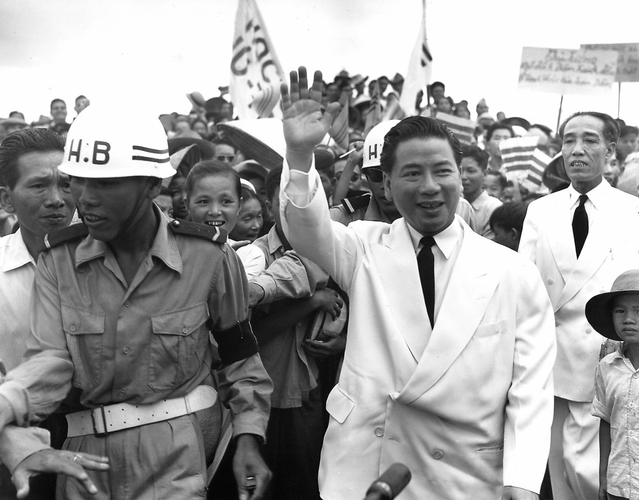 Vietnamitas homenageiam presidente católico assassinado em 1963 com o apoio de John Kennedy