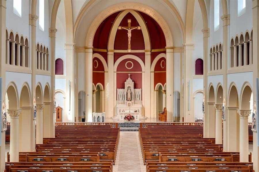Nova catedral em estilo tradicional emociona fiéis nos EUA