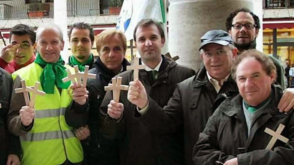 Prefeito de Pádua instala crucifixos e proíbe cultos islâmicos em prédios públicos