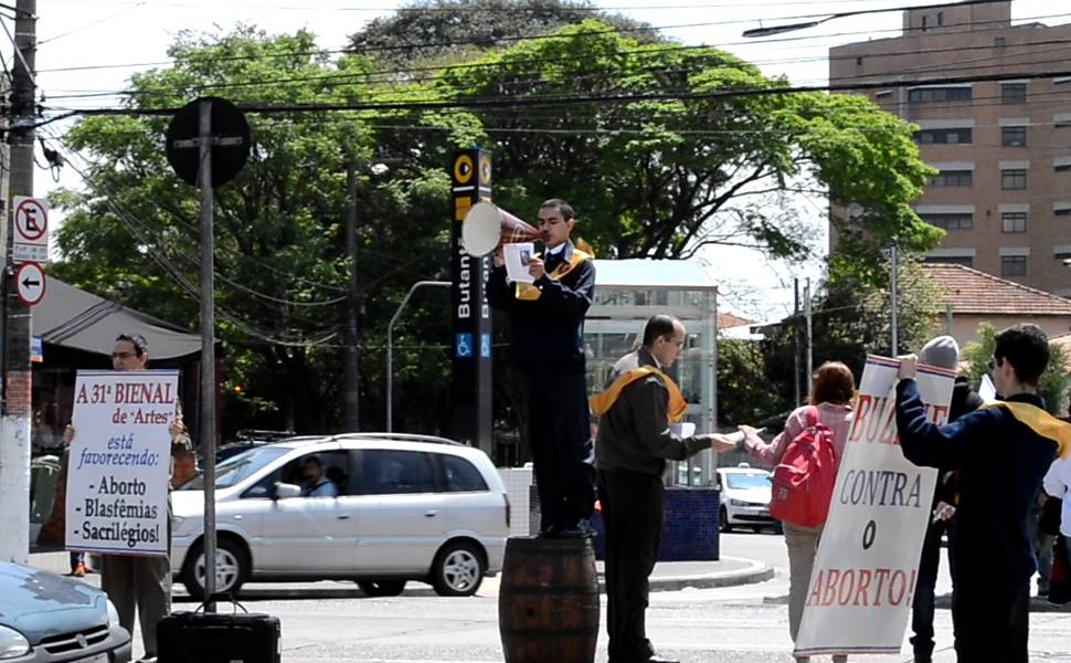 Campanha do IPCO contra a Bienal repercute na Folha de São Paulo