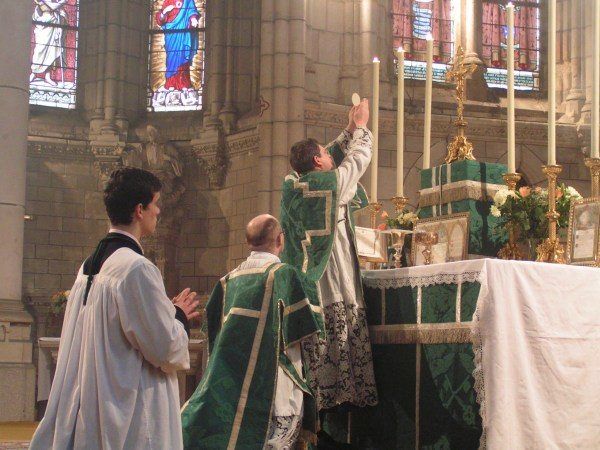Virgindade e Missa tradicional em alta