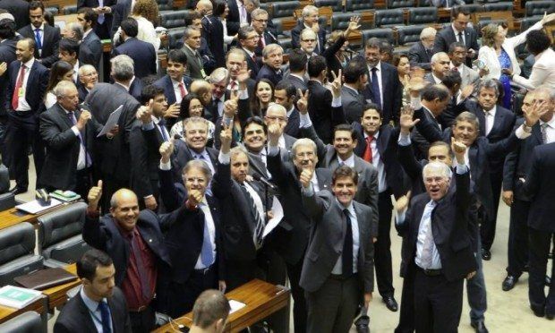 Plenário aprova projeto que cancela o decreto de sovietização do Brasil
