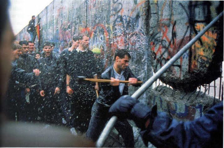 A queda do muro de Berlim tornou impossível aos comunistas se apresentarem como defensores dos pobres