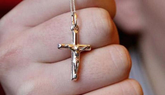 Menina de 12 anos é agredida por usar crucifixo