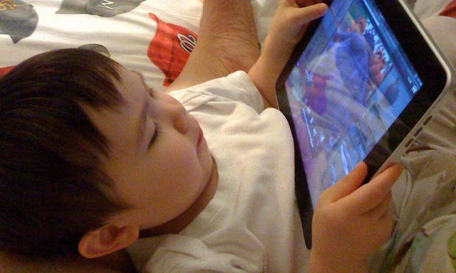 Para seu filho dormir melhor, limite o uso de eletrônicos