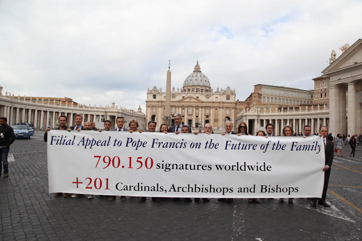 Filial Súplica: Quase 800 mil assinaturas são entregues no Vaticano