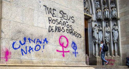 Militantes feministas vandalizam Catedral da Sé em protesto pró-aborto
