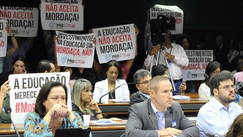 Brasil: pais e mães de família lutam para “despetetizar” a educação