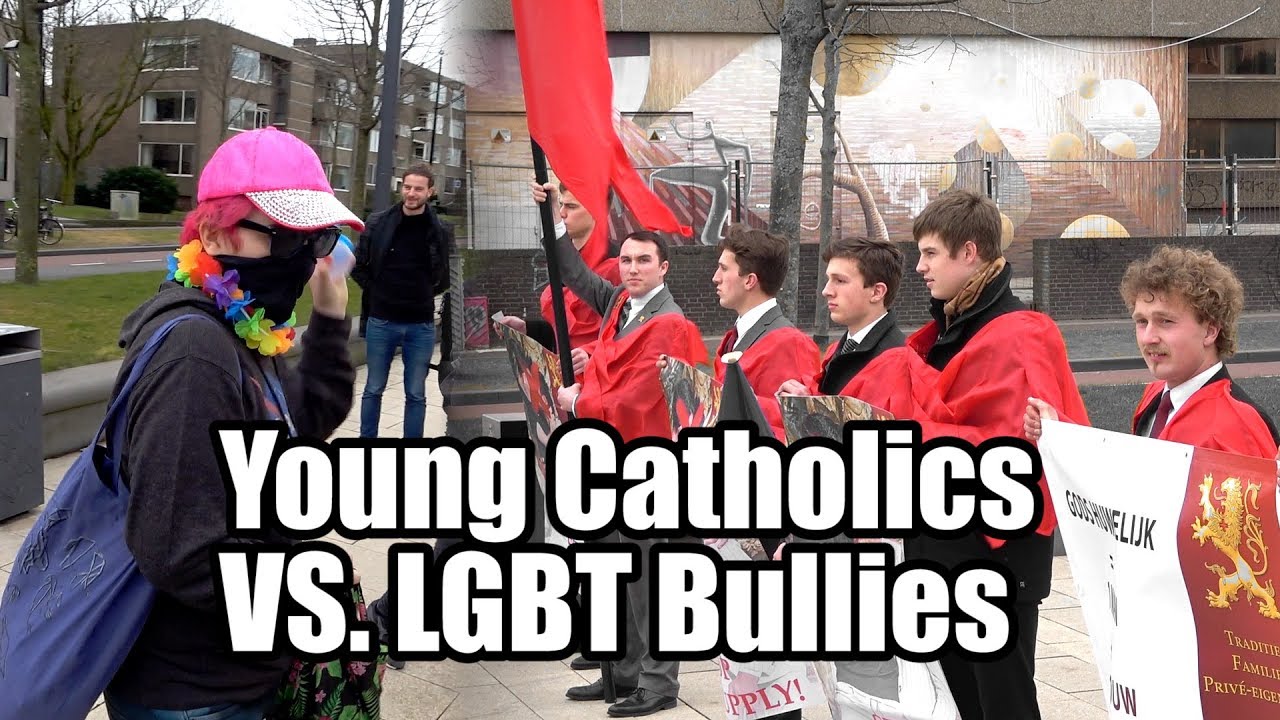 HOLANDA — integrantes do movimento LGBT agridem jovens católicos