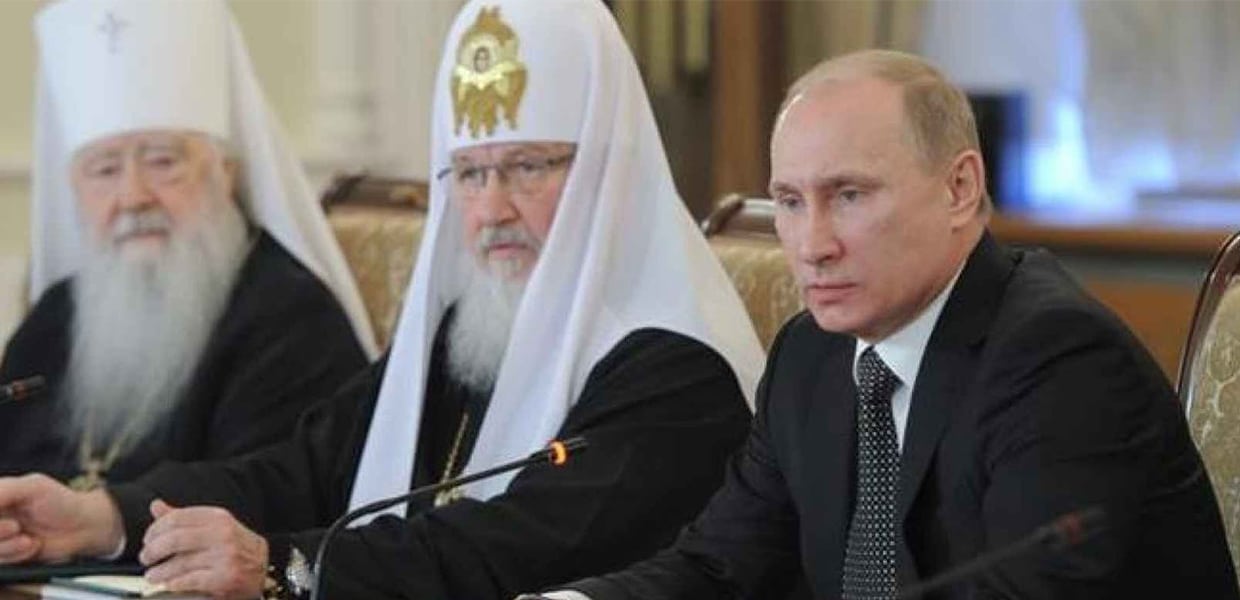 Instrumento do Kremlin para liquidar os católicos abraça o Papa Francisco