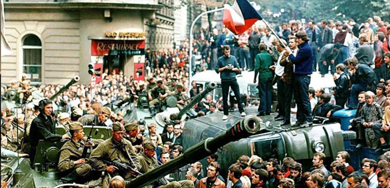 Há 50 anos, tanques soviéticos esmagavam Praga. Mas a cobra marxista quer voltar hoje no Brasil!