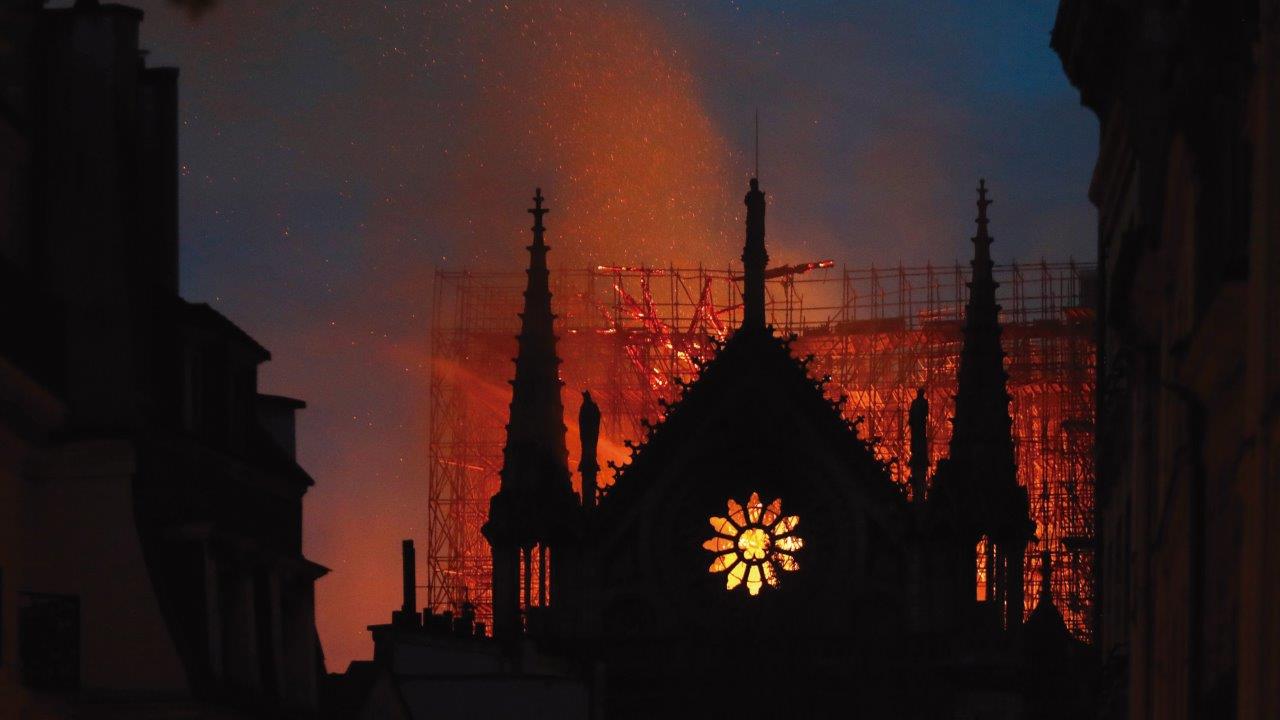 Notre Dame de Paris, a luz e as chamas