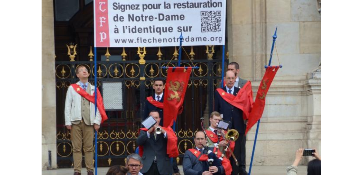 TFP francesa levanta seus estandartes em Paris a favor de Notre Dame