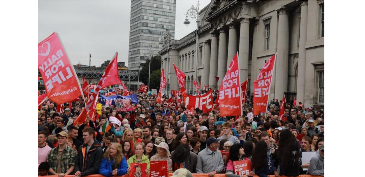 Na Irlanda conservadores se posicionam contra o aborto e marcham pela vida