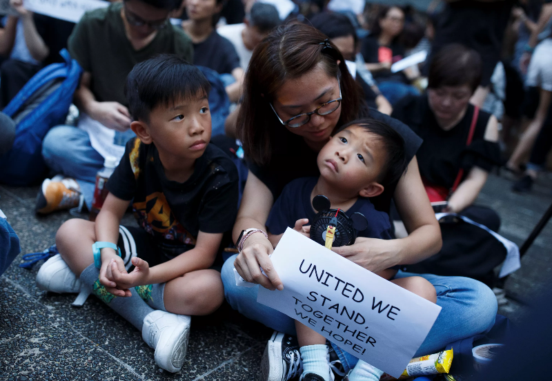 Manifestações contra a China: mães vão às ruas em Hong Kong em defesa dos filhos