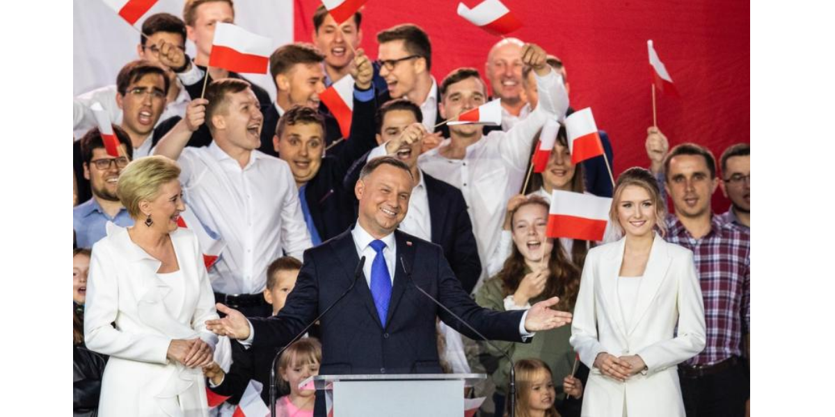 Polônia derrota a esquerda: reelege presidente pró família e valores morais