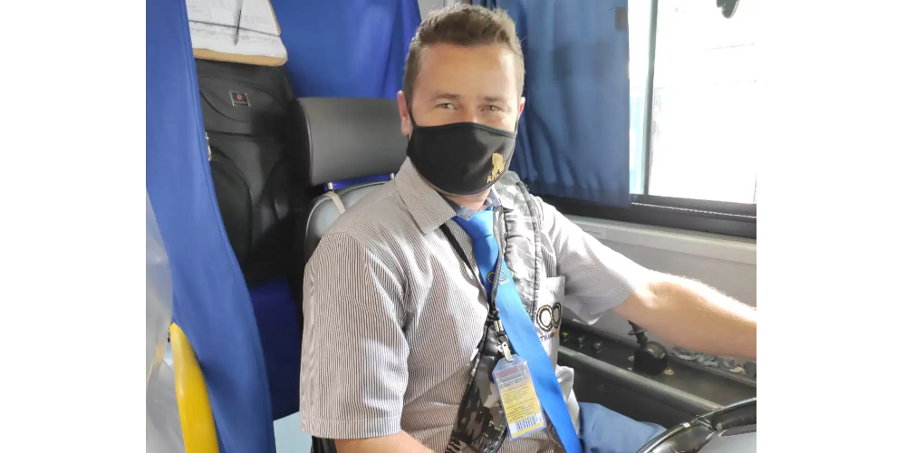 Empresa prioriza a dignidade: motoristas com gravata agradam os passageiros