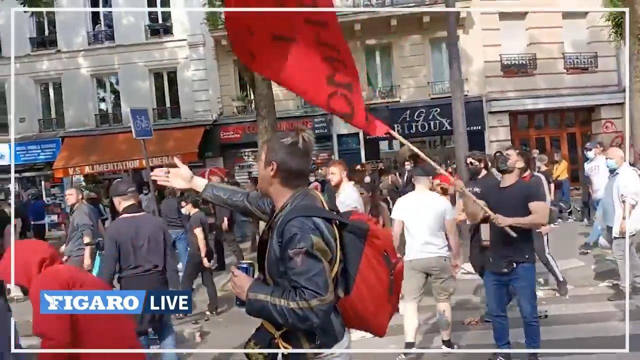 Esquerdistas atacam procissão na França