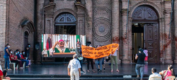 Usando látegos, índias bolivianas expulsam feministas que profanavam a catedral de Santa Cruz