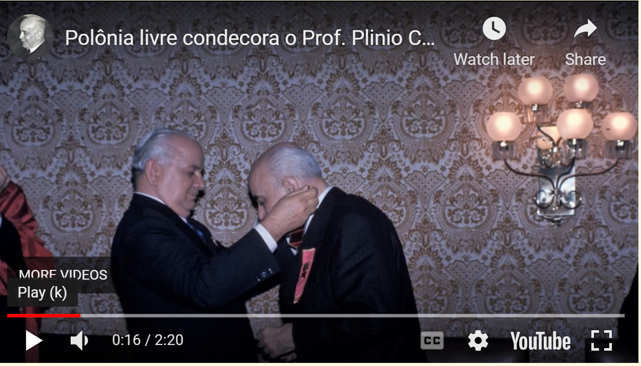 Polônia Livre (1974) condecora o Prof. Plinio Corrêa de Oliveira