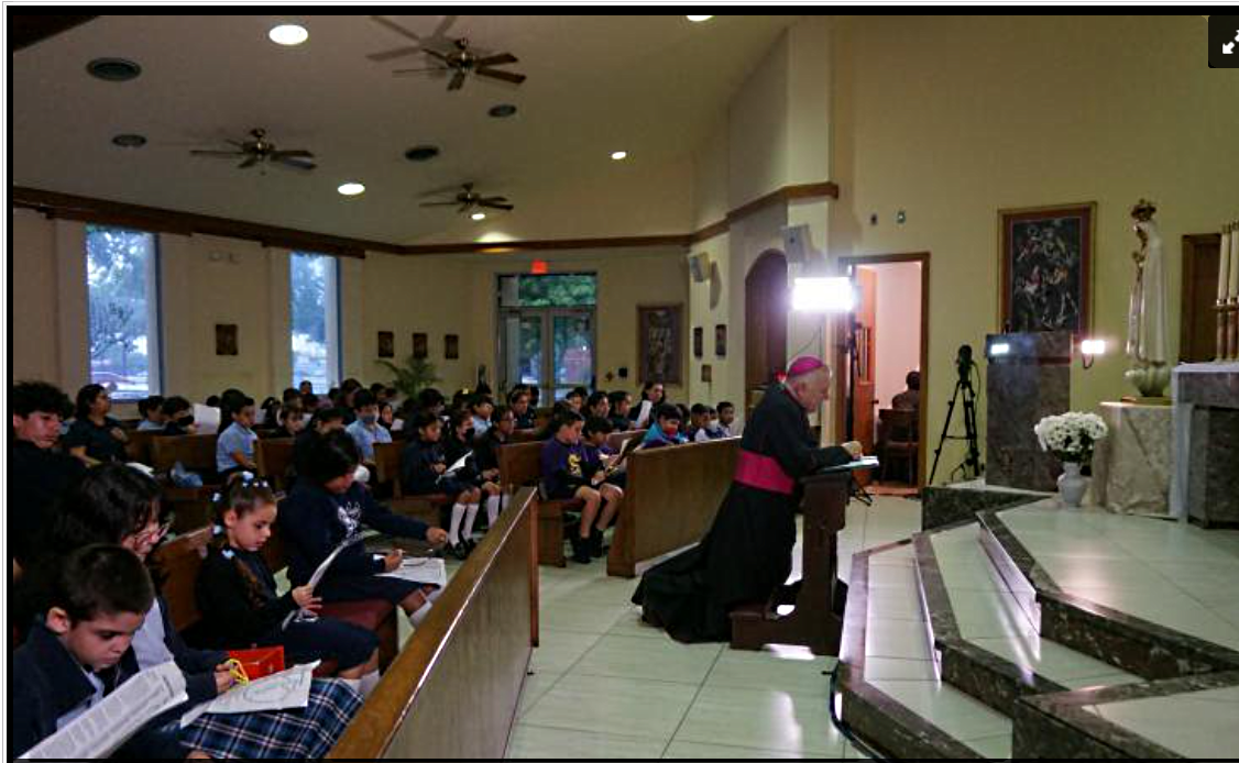 Breves: Arcebispo de Miami reza o terço com crianças